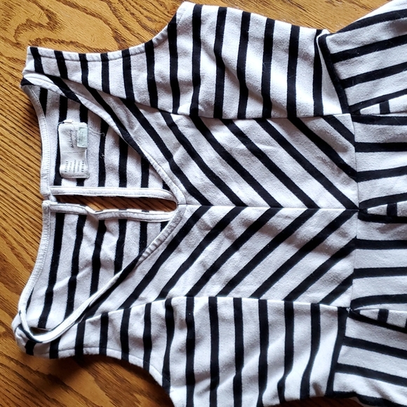 Super cute striped dress with pleated bottom - Picture 3 of 6